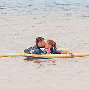 Pasar tiempo en pareja mientras se cuida al niño en la playa Pasar tiempo en pareja mientras se cuida al niño en la playa