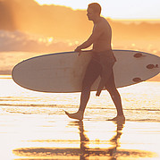 Surfear al atardecer Surfear al atardecer