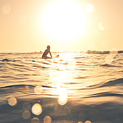 pequeño surfista espera la siguiente ola pequeño surfista espera la siguiente ola