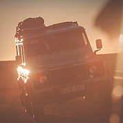 Camino a la playa de surf con nuestro Defender Gracias a nuestro Land Rover Defender podemos llegar a surfspots más aislados de Fuerteventura, perfectos para encontrar las mejores olas durante tu curso de surf.