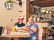 Desayuno en la cafetería española "Kuatro 70" Desayuno en la cafetería española "Kuatro 70"