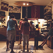 Torneo nocturno en nuestra oficina de la escuela de surf. Torneo nocturno en nuestra oficina de la escuela de surf.