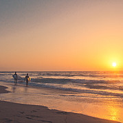Surf al atardecer en Fuerteventura Surfear al atardecer es uno de los momentos más especiales de tu curso de surf en Fuerteventura, con una luz mágica sobre el océano.