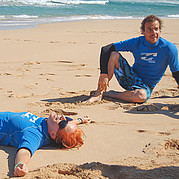 Feliz después del curso de surf en Fuerteventura Después de un día lleno de sol, olas y éxitos en el curso de surf, vuelves cansado pero feliz – surfear engancha.