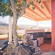 En nuestra villa de surf hay una cocina rústica al aire libre con horno de pizza En nuestra villa de surf hay una cocina rústica al aire libre con horno de pizza