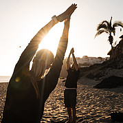 Sesión de yoga por la tarde después del curso de surf Sesión de yoga por la tarde después del curso de surf