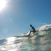 Recortar con el longboard en la ola