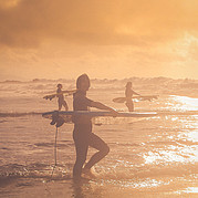 Curso de surf al atardecer en La Pared
