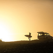 Surfeando al amanecer