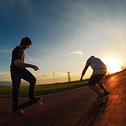 Paseo en monopatín y longboard en el paseo marítimo