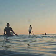 Rema hacia la línea de salida con el SUP