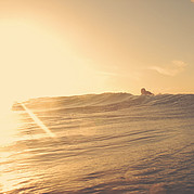 Sesión nocturna en pequeñas olas de viento limpias
