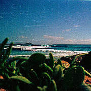 Bahía vacía con olas