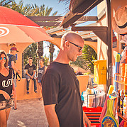 El pequeño supermercado en La Pared también está abierto los domingos.