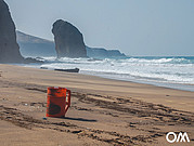 Boya de plástico rojo en la playa del Roque del Morro