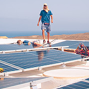 Surf camp con suministro de energía climáticamente neutro a través de nuestro propio sistema fotovoltaico Surf camp con suministro de energía climáticamente neutro a través de nuestro propio sistema fotovoltaico