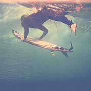 Surf, surfista hace duck dive