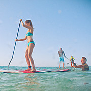 grupos pequeños y apoyo personal del instructor de surf SUP