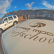 Tablas de surf sobre un Landrover – nuestra flota 4x4 te lleva a los mejores spots de surf en Fuerteventura.
