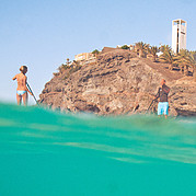 SUP en Morro Jable bajo el pequeño acantilado