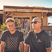 Breve descanso en la pequeña cafetería de la ciudad.