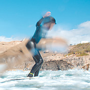 Tu hijo se pone de pie sobre la tabla por primera vez – un momento de orgullo inolvidable.