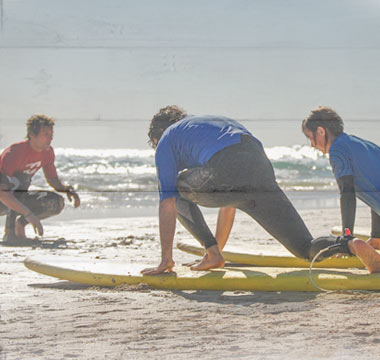 [Translate to Español:] Curso de surf para principiantes en la playa de Fuerteventura